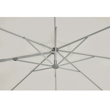 Vue de dessous d'un parasol avec tissu clair et armature gris argenté