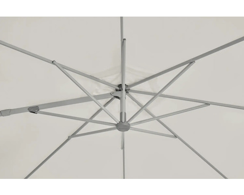 Vue de dessous d'un parasol avec tissu clair et armature gris argenté