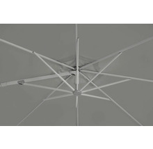 Vue de dessous d'un parasol avec baleines et revêtement en tissu