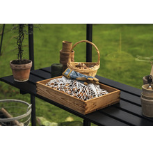 Scène de jardinage avec une caisse en bois, des gants de jardinage, des paniers de plantation et des outils de jardin sur une table