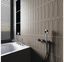 Modernes Badezimmer mit Badewanne, Armaturen, Regalen und länglichen Wandfliesen