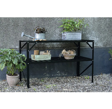 Gartentisch mit zwei Ablageflächen und Gartenzubehör wie Giesskanne und Pflanzen