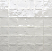 Fliesenwand mit quadratischen Keramikfliesen