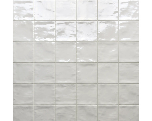 Fliesenwand mit quadratischen Keramikfliesen