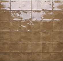 Fliesenwand mit glänzenden, quadratischen Keramikfliesen