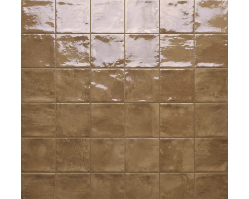 Fliesenwand mit glänzenden, quadratischen Keramikfliesen