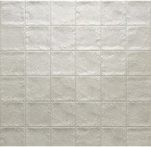 Quadratische, helle Wandfliesen für den Innenbereich