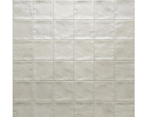 Quadratische, helle Wandfliesen für den Innenbereich