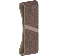 Detailansicht einer braunen Fußmatte mit Rillenstruktur und Verstärkung