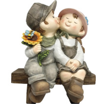 Dekorative Gartenskulptur eines Jungen und eines Mädchens, die sich auf einer Bank umarmen