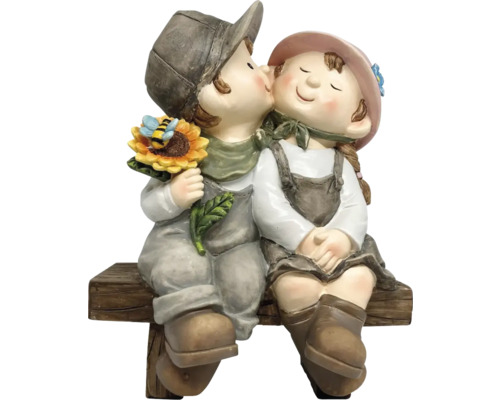 Dekorative Gartenskulptur eines Jungen und eines Mädchens, die sich auf einer Bank umarmen