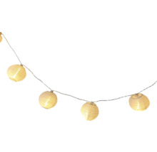 Lichterkette mit runden Papierlaternen