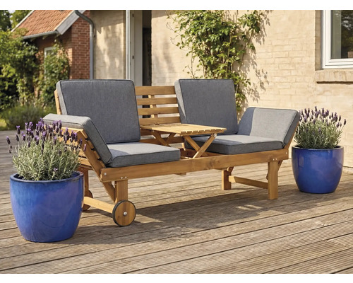 Banc de jardin pour deux personnes avec table et roues sur une terrasse