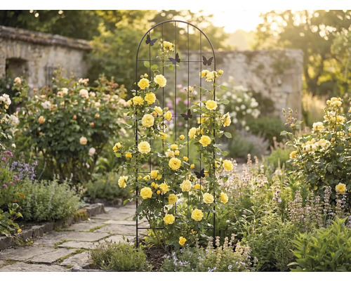 Scène de jardin avec une arche à roses, des roses jaunes et des papillons décoratifs