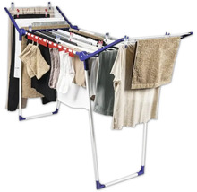 Séchoir à linge avec linge