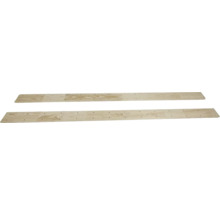 Zwei Holzbretter mit vorgebohrten Löchern und sichtbarer Holzmaserung.