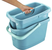 Blauer Eimer mit Auswringer und Griff