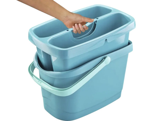 Blauer Eimer mit Auswringer und Griff
