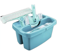 Eimer mit Wasser, Fensterwischer und Mop