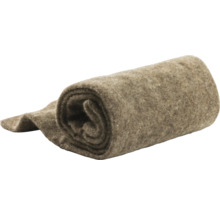 Zusammengerolltes Winterschutzvlies aus Schafwolle für Pflanzen.