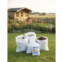 Verschiedene Materialien in Säcken im Garten, darunter Sand, Kies und Mulch