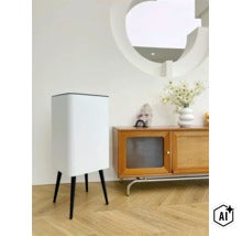 Purificateur d'air moderne sur pieds hauts dans un salon lumineux à côté d'un buffet en bois avec un vase décoratif. (Image AI modified or generated)