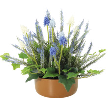 Dekorative Kunstpflanze mit blauen und weißen Blüten in einem Topf