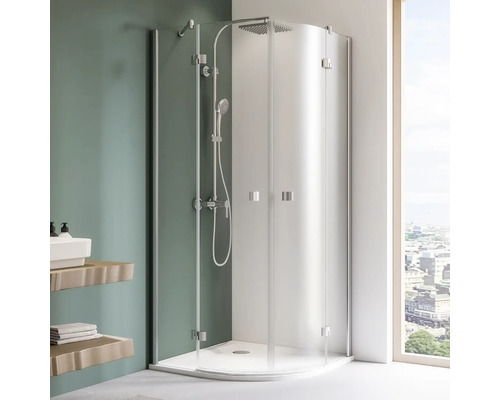 Eckdusche mit Brausegarnitur im Badezimmer