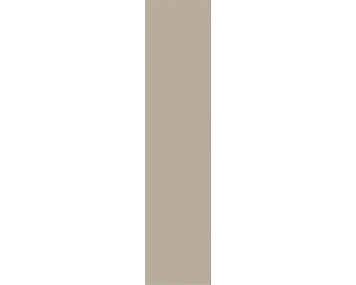 Schmale Küchenfront in Taupe mit fein strukturierter Oberfläche.