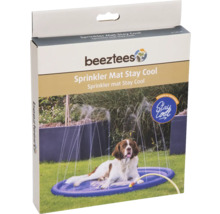 Emballage Beeztees Sprinkler Mat Stay Cool avec chien sur un tapis d'arrosage dans le jardin