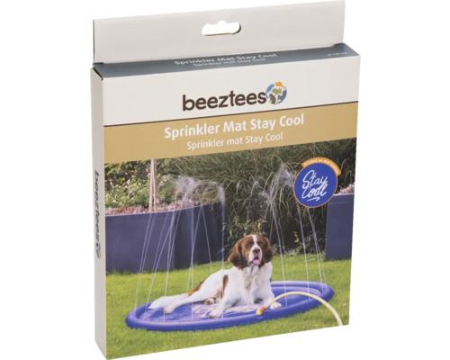 Emballage Beeztees Sprinkler Mat Stay Cool avec chien sur un tapis d'arrosage dans le jardin