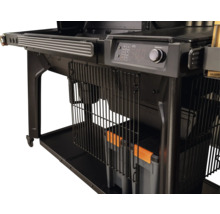 Barbecue à pellets noir avec panneau de commande numérique, étagère en grille et deux bacs de rangement dans le châssis.