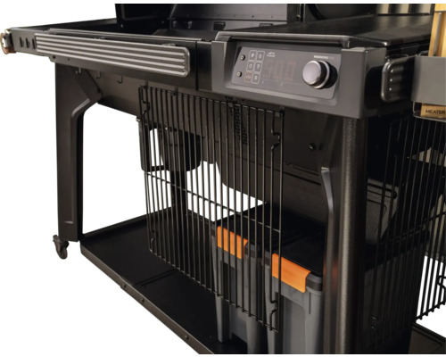 Barbecue à pellets noir avec panneau de commande numérique, étagère en grille et deux bacs de rangement dans le châssis.