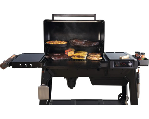 Barbecue ouvert avec des aliments tels que des épis de maïs, des travers de porc et des pizzas.