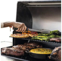 Scène de barbecue avec pizza, légumes et viande sur une grille