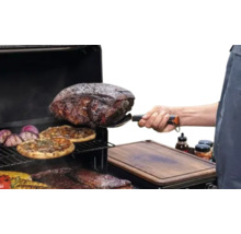 Scène de barbecue avec viande, pizza et légumes sur un barbecue