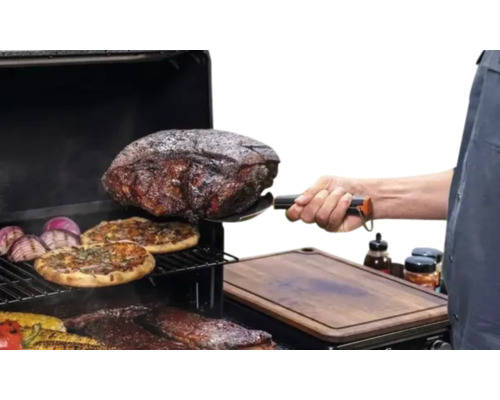 Scène de barbecue avec viande, pizza et légumes sur un barbecue