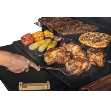 Barbecue avec poulet, côtes levées, pizza, maïs et poivrons.