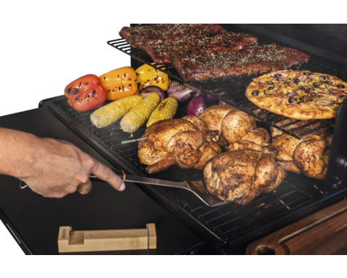 Barbecue avec poulet, côtes levées, pizza, maïs et poivrons.