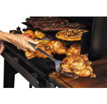 Poulet grillé retiré du barbecue avec une spatule