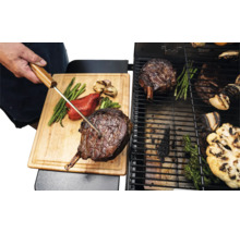 Grill avec steak Tomahawk, asperges et légumes sur grille et planche à découper