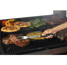 Barbecue avec différents aliments tels que pizza, légumes et viande