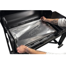 Mise en place d une protection en aluminium pour le bac à graisse d un barbecue à pellets Traeger.