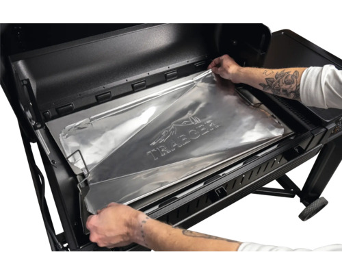 Mise en place d une protection en aluminium pour le bac à graisse d un barbecue à pellets Traeger.