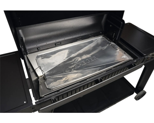 Protection de bac à graisse Traeger en aluminium insérée dans un barbecue à pellets noir.