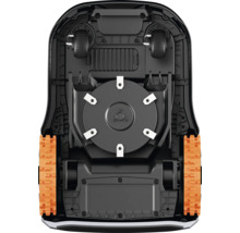 Unterseite eines Rasenmähroboters mit Schneidwerk und Rädern