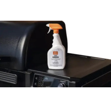 Nettoyant pour barbecue Traeger Foaming Degreaser sur un barbecue à pellets.