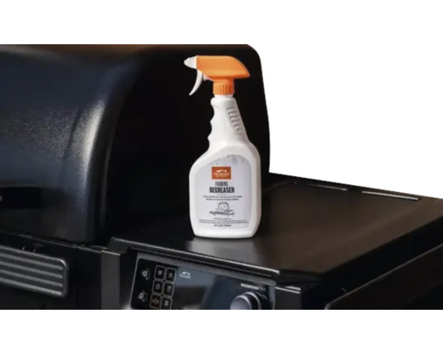 Nettoyant pour barbecue Traeger Foaming Degreaser sur un barbecue à pellets.