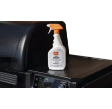 Dégraissant moussant Traeger en flacon pulvérisateur sur un barbecue.