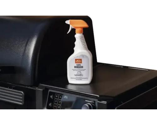 Dégraissant moussant Traeger en flacon pulvérisateur sur un barbecue.